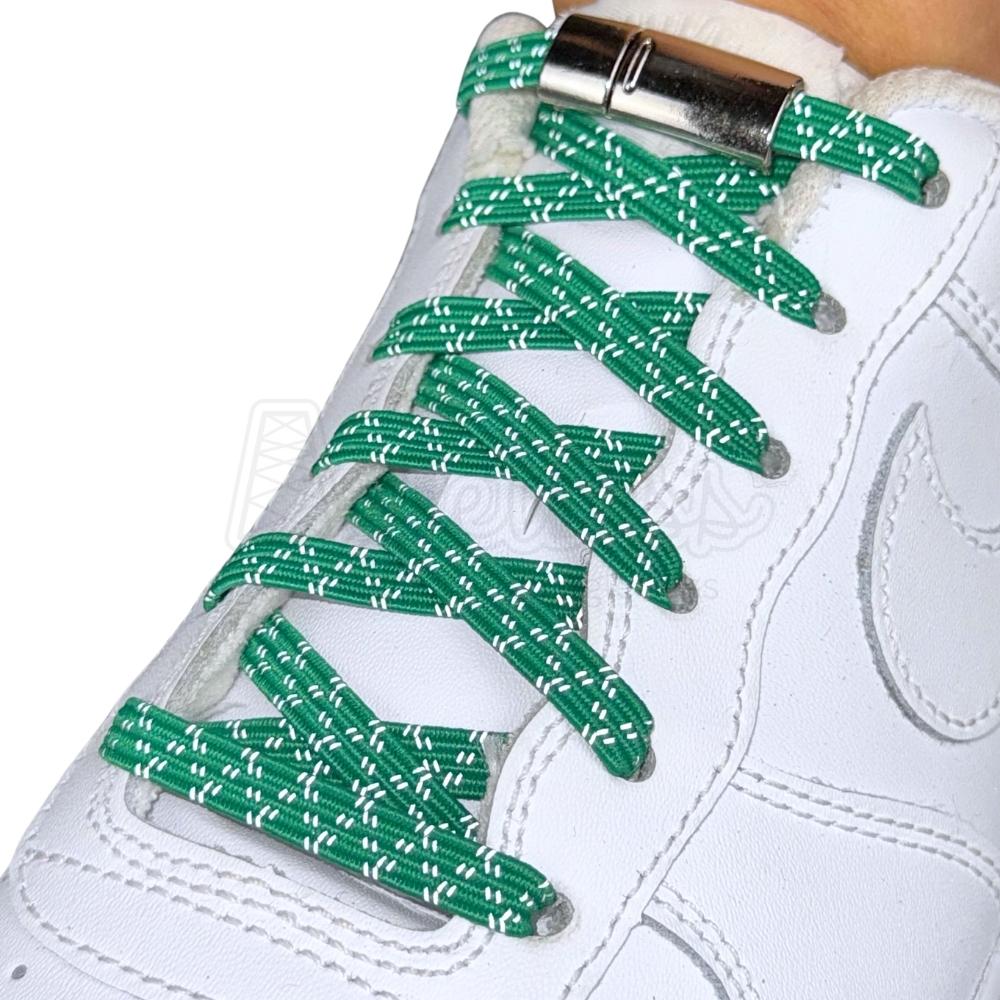 Elastische veters zonder strikken reflecterend 7mm magnetische sluiting groen geregen in witte Nike Air Force 1