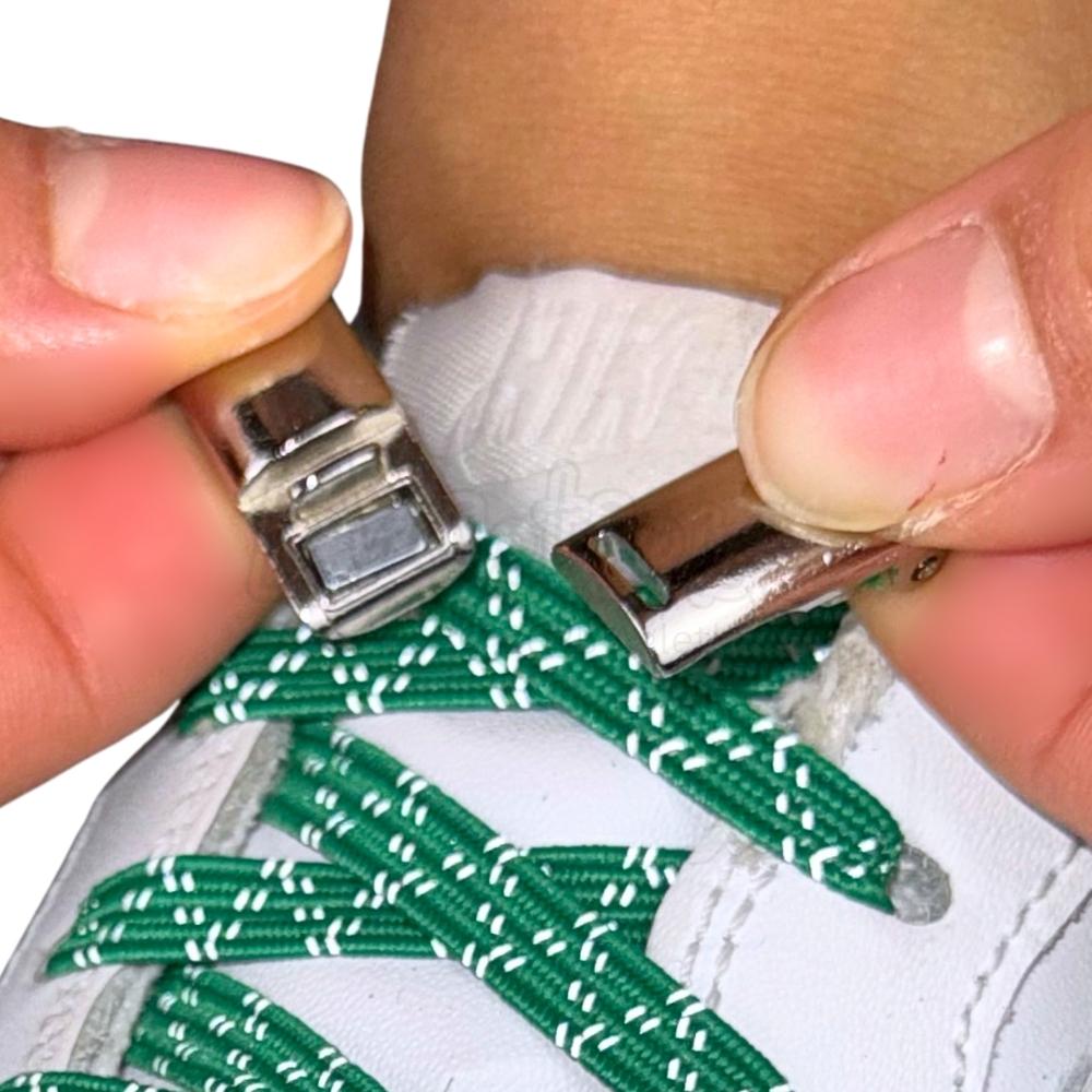 Elastische veters zonder strikken reflecterend 7mm magnetische sluiting groen detailfoto van hoe de sluiting werkt