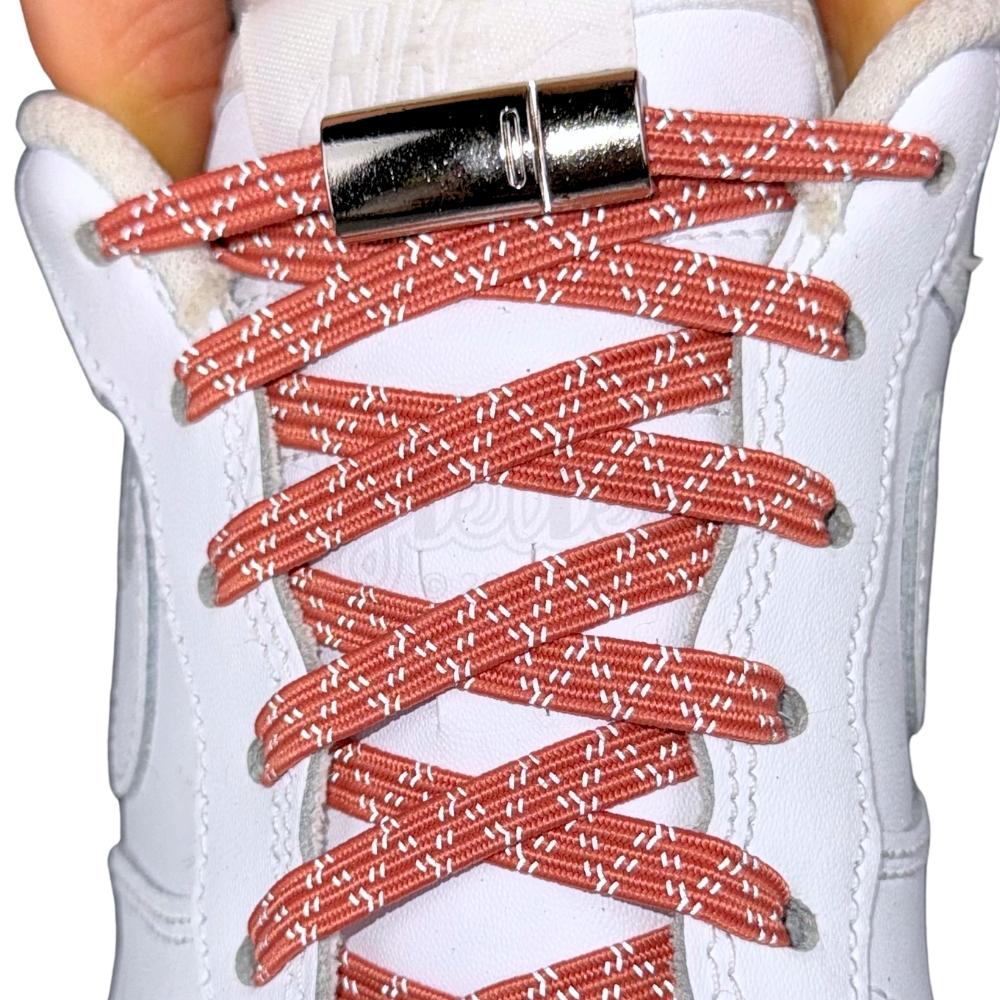 Elastische veters zonder strikken reflecterend 7mm magnetische sluiting zalmroze met stretch uitgerekt