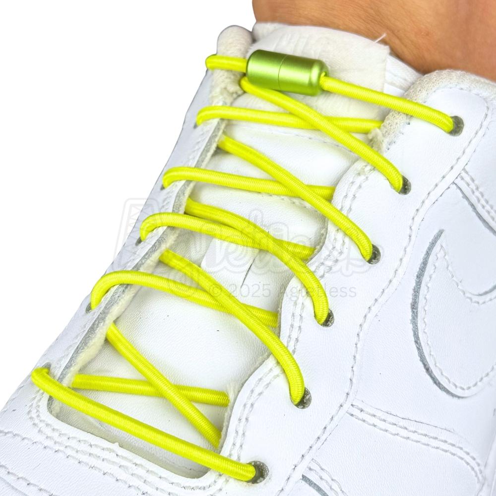 Elastische veters zonder strikken rond 3mm capsule sluiting fluorescerend geel geregen in witte Nike Air Force 1