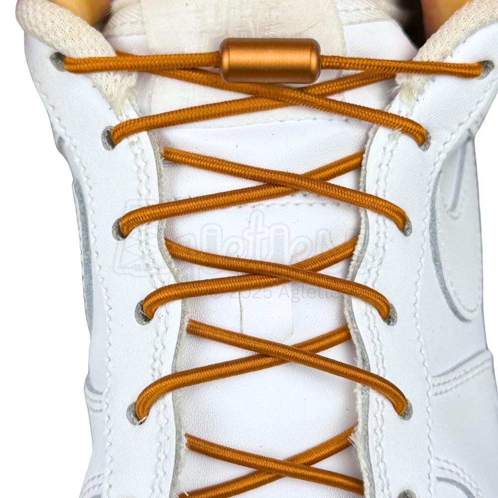 Elastische veters zonder strikken rond 3mm capsule sluiting lichtbruin met stretch uitgerekt