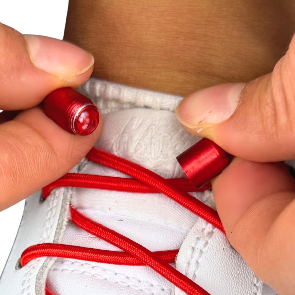 Elastische veters zonder strikken rond 3mm capsule sluiting rood detailfoto van hoe de sluiting werkt