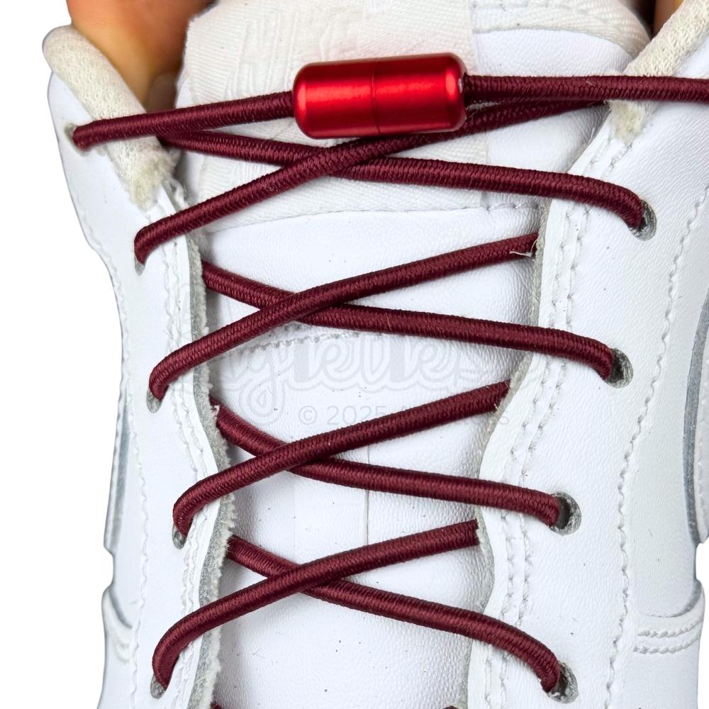 Elastische veters zonder strikken rond 3mm capsule sluiting wijnrood met stretch uitgerekt