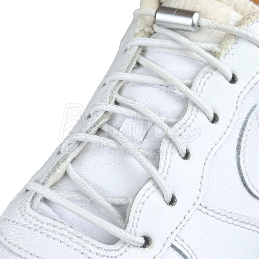 Elastische veters zonder strikken rond 3mm capsule sluiting wit geregen in witte Nike Air Force 1