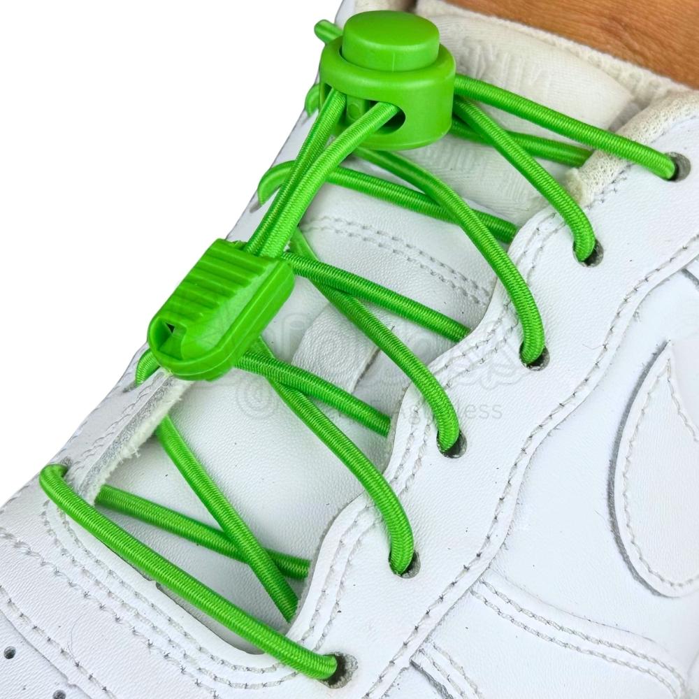 Elastische veters zonder strikken rond 3mm lock sluiting appelgroen geregen in witte Nike Air Force 1