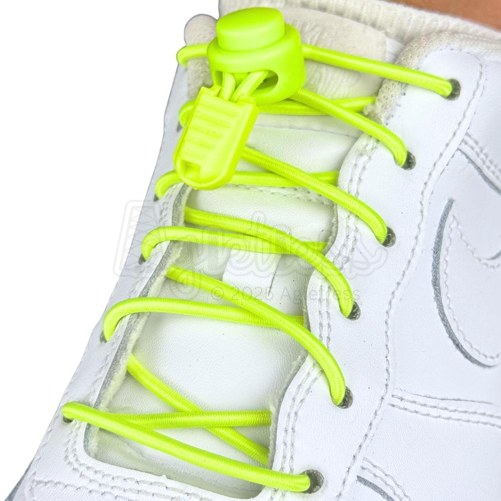 Elastische veters zonder strikken rond 3mm lock sluiting fluorescerend groen geregen in witte Nike Air Force 1