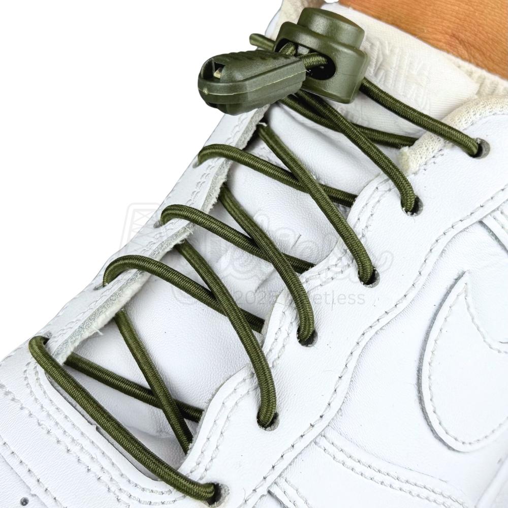 Elastische veters zonder strikken rond 3mm lock sluiting mosgroen geregen in witte Nike Air Force 1