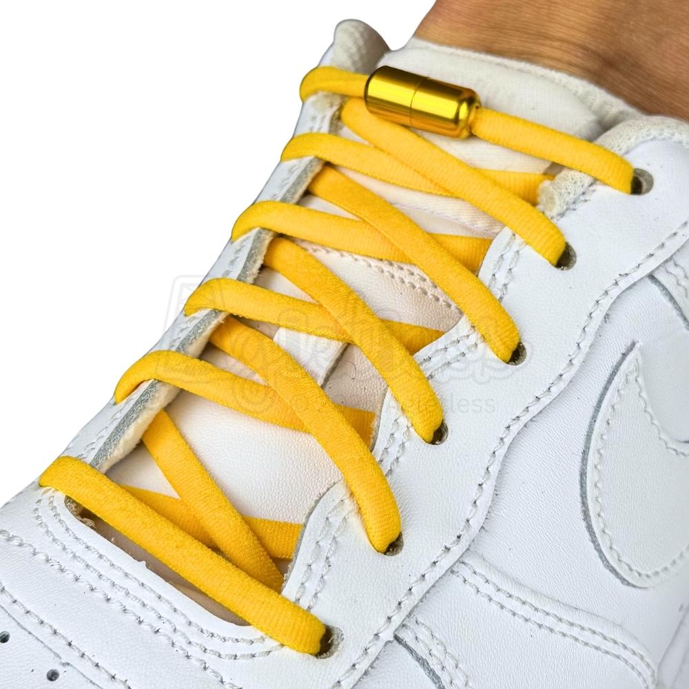 Elastische veters zonder strikken rond 5mm capsule sluiting geel geregen in witte Nike Air Force 1