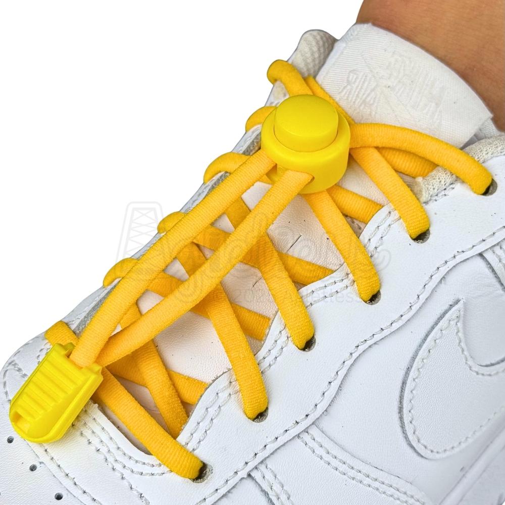 Elastische veters zonder strikken rond 5mm lock sluiting geel geregen in witte Nike Air Force 1