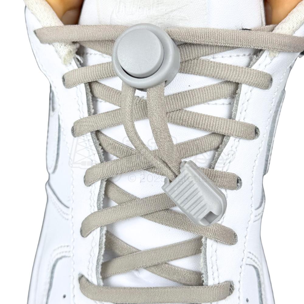 Elastische veters zonder strikken rond 5mm lock sluiting grijs met stretch uitgerekt