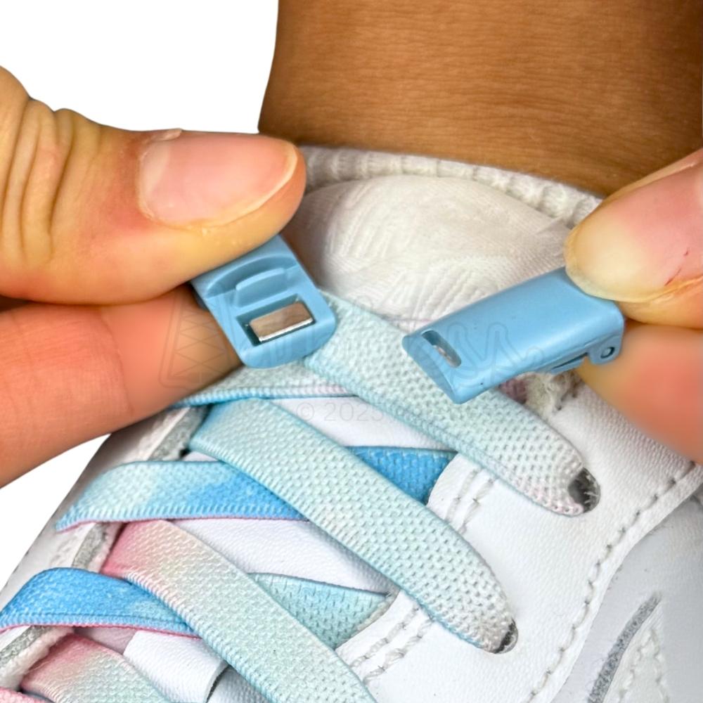 Elastische veters zonder strikken tie-dye 9mm magnetische sluiting blauw roze detailfoto van hoe de sluiting werkt