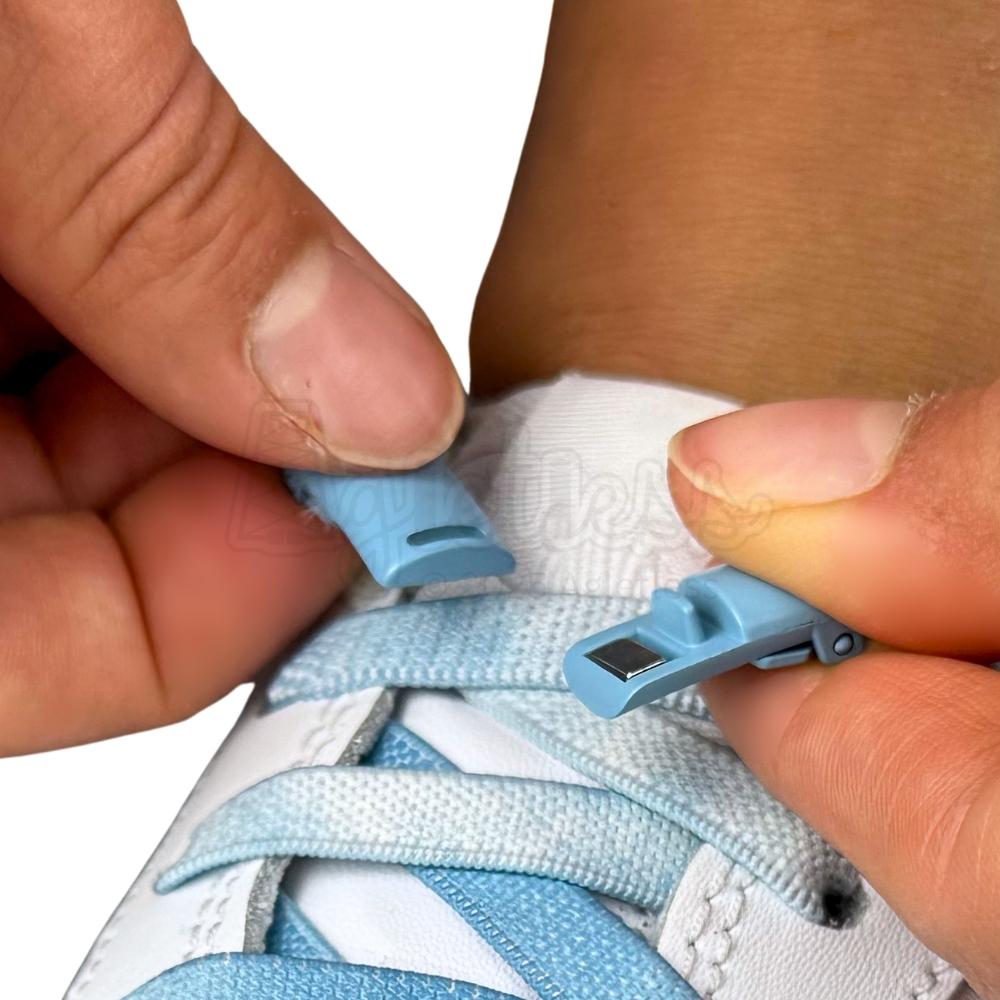 Elastische veters zonder strikken tie-dye 9mm magnetische sluiting hemelsblauw detailfoto van hoe de sluiting werkt