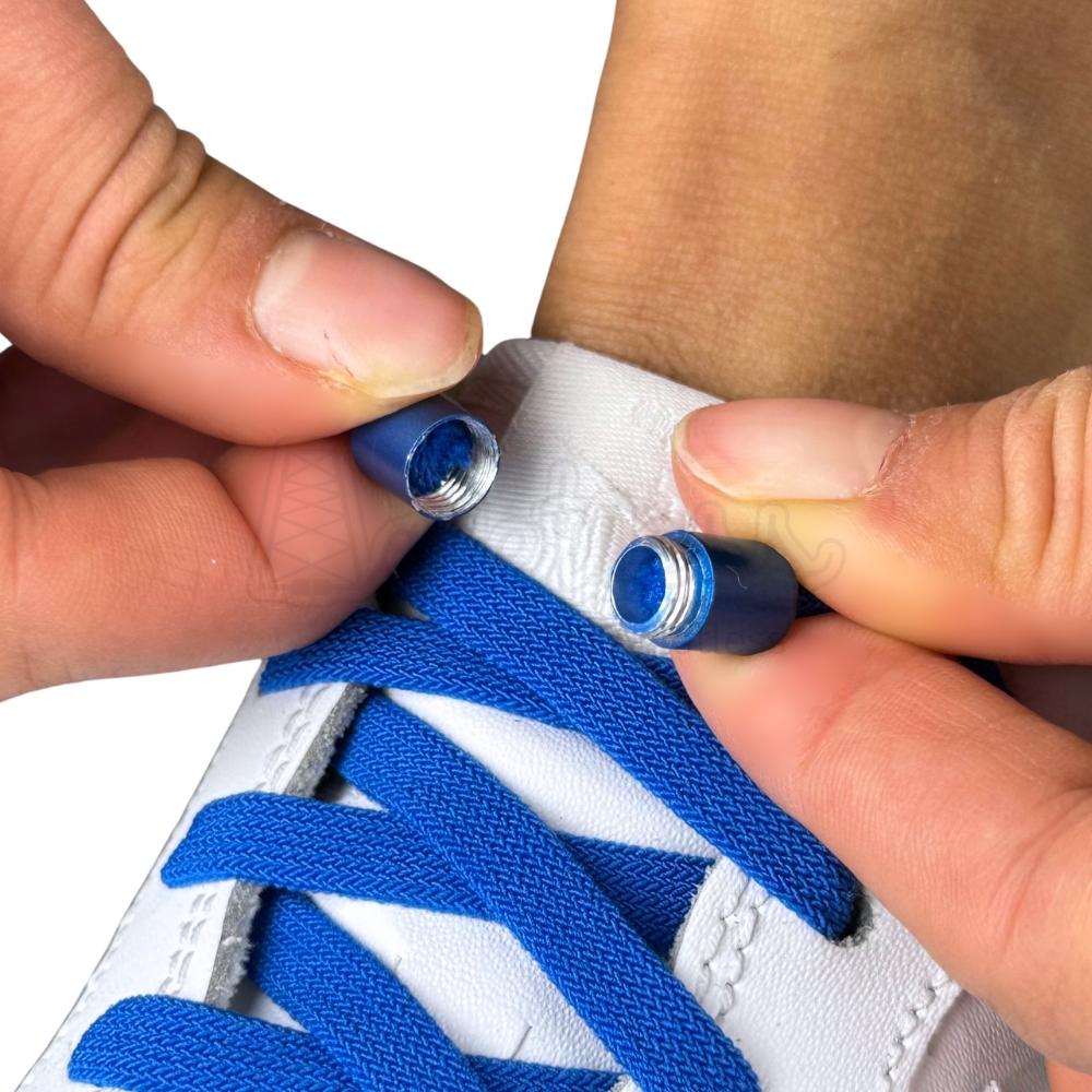 Elastische veters zonder strikken vintage 8mm capsule sluiting blauw detailfoto van hoe de sluiting werkt