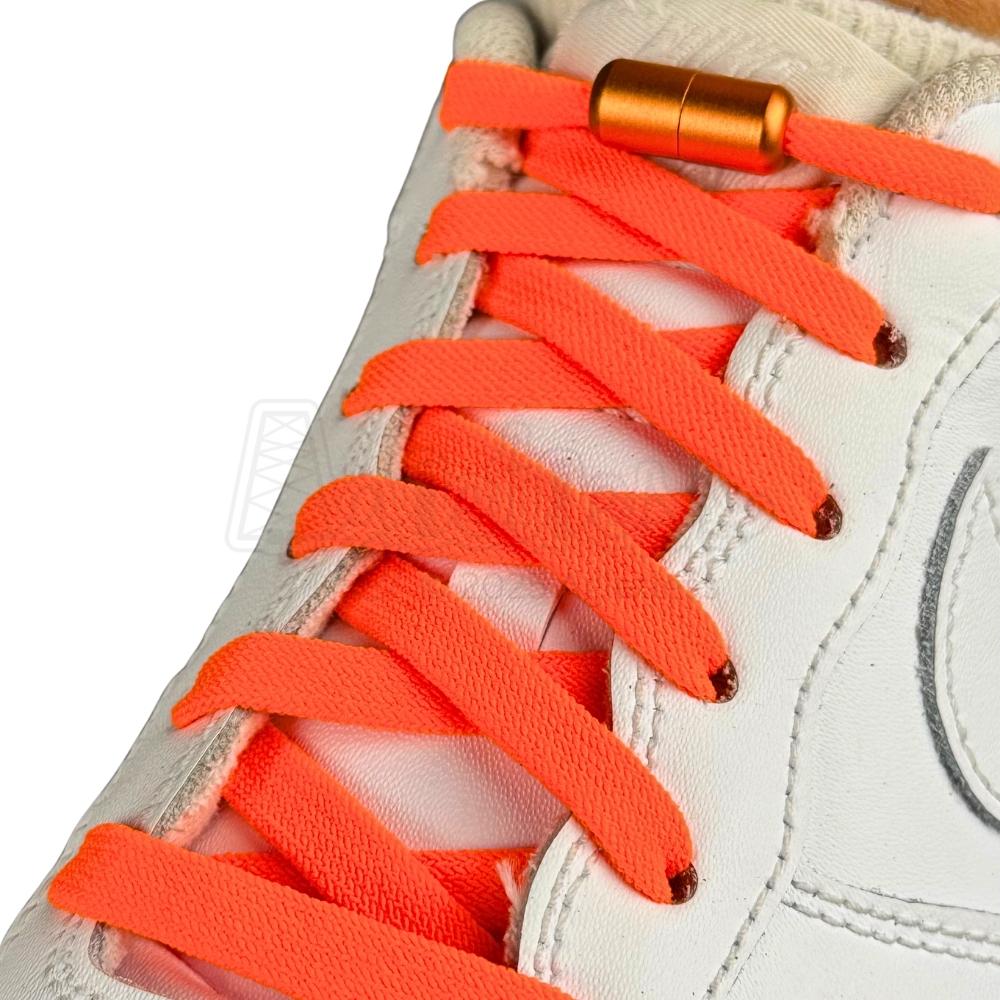Elastische veters zonder strikken vintage 8mm capsule sluiting oranje geregen in witte Nike Air Force 1