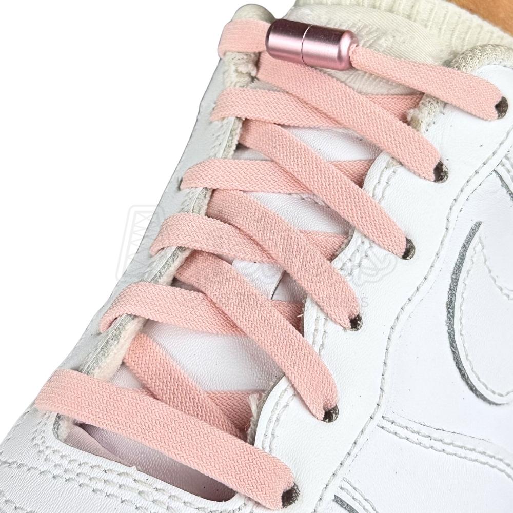 Elastische veters zonder strikken vintage 8mm capsule sluiting roze geregen in witte Nike Air Force 1