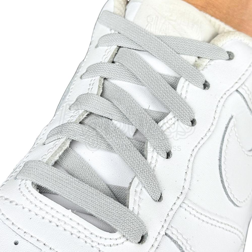 Elastische veters zonder strikken vintage 8mm onzichtbare clipjes grijs geregen in witte Nike Air Force 1