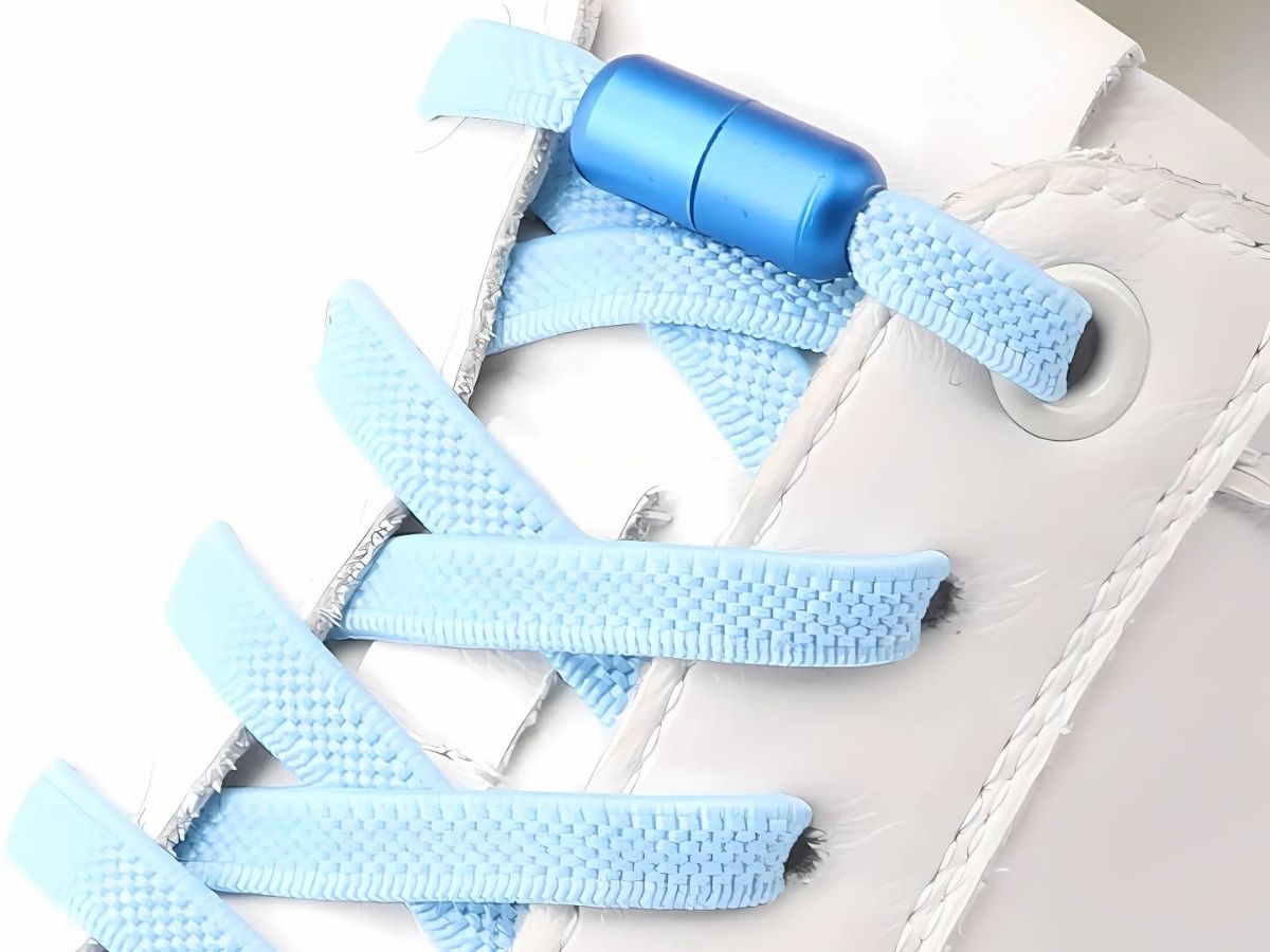 elastische veters zonder strikken homepage banner voor de beste elastische veters ter wereld met het grootste assortiment afgebeeld met lichtblauwe elastiek veters op witte sneakers