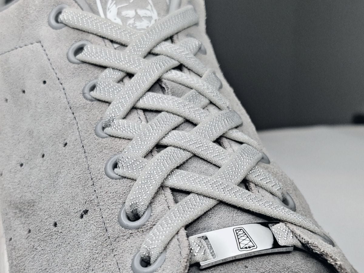 leukste manieren van veters in schoenen doen diamond rijgmethode grijze elastische veters in adidas Stan Smith schoenen