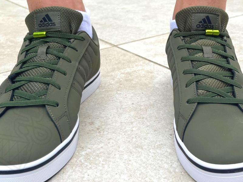 mosgroene elastische veters op groene adidas sneakers volwassenen