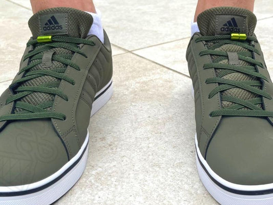 mosgroene elastische veters op groene adidas sneakers volwassenen