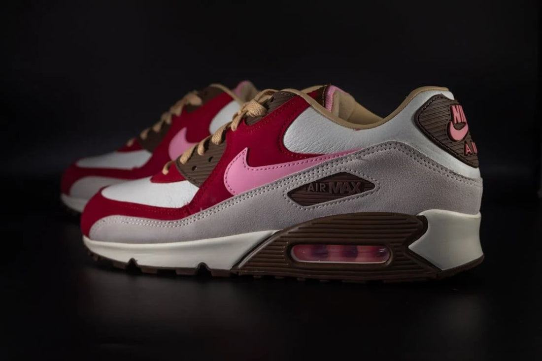 hoe je Nike Air Max Veters kunt Rijgen Zonder te strikken, waarbij een sneaker voor dames te zien is.