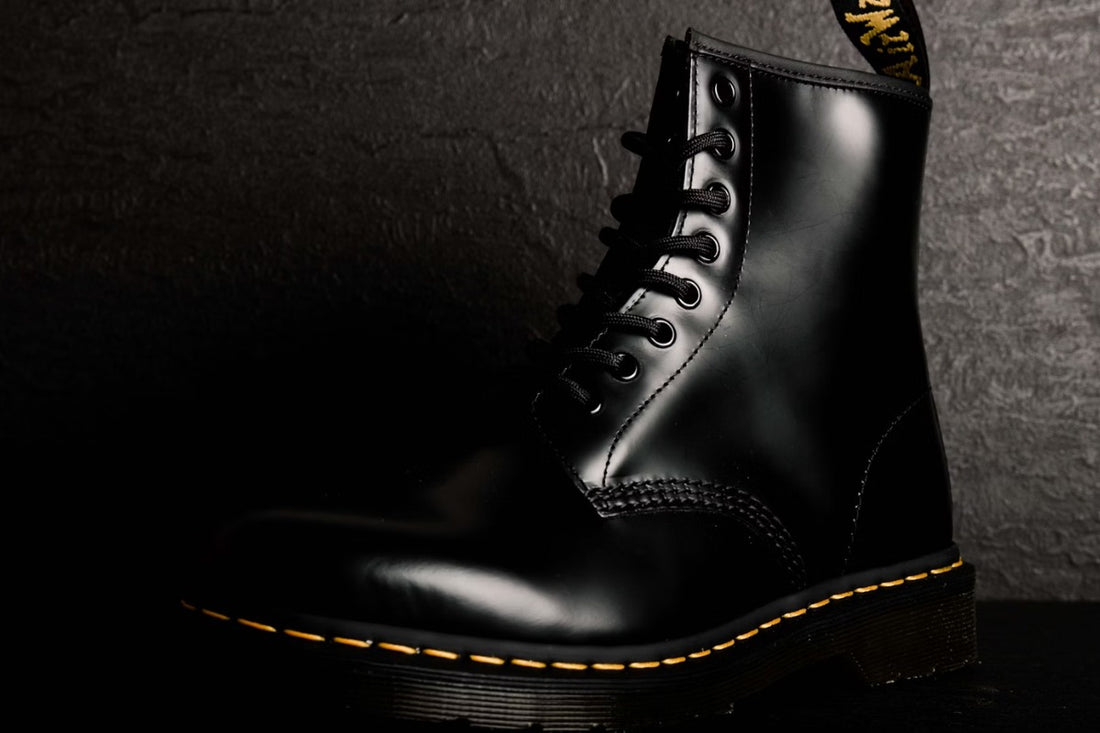 Zwart leren robuuste dr martens schuinaanzicht