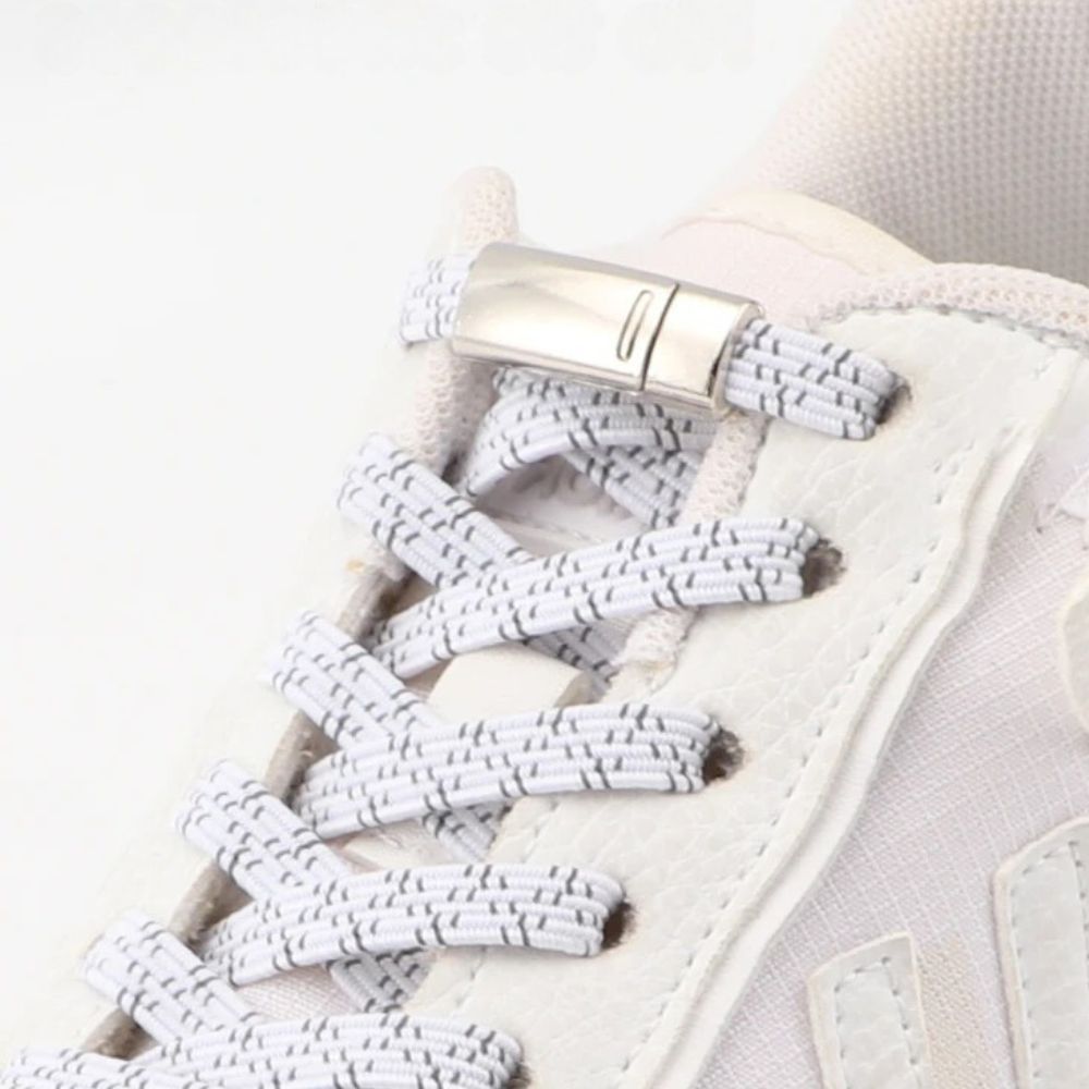 Close up van magneetsluiting op witte reflecterende platte elastische veters voor veilige en eenvoudige schoenen