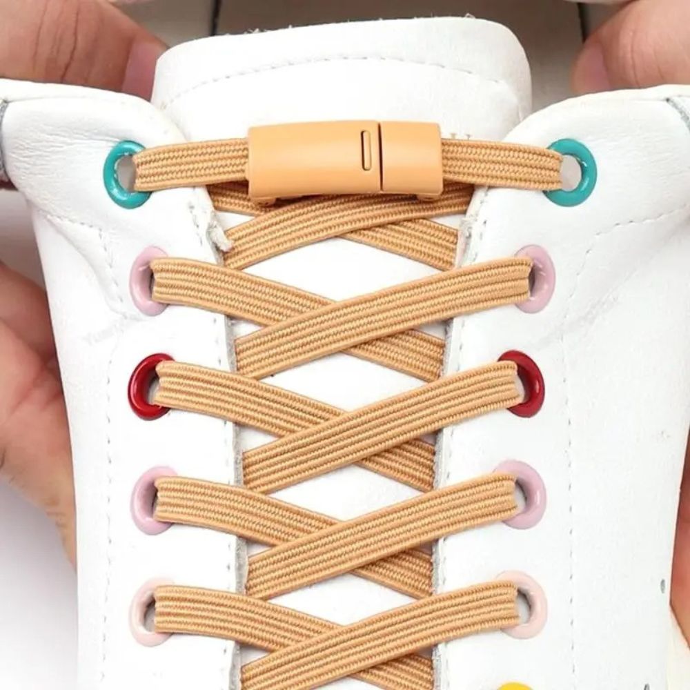 Uitgerekte lichtbruine moderne platte elastische veters met magneetsluiting tonen flexibiliteit