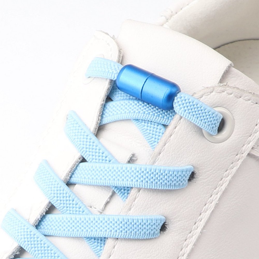 Elastische Veters kopen lichtblauwe variant in witte sneaker afgebeeld