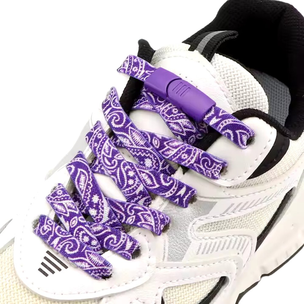 Paarse en witte paisley patroon elastische veters zonder strikken met bijpassende paarse magneetsluiting getoond op sneaker