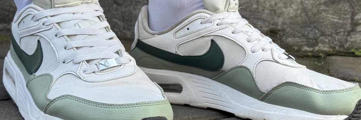 elastische veters in een paar nike air max schoenen met groene accenten