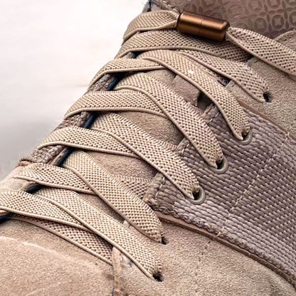 elastische veters voor ouderen in beige schoen met beige elastiek veters
