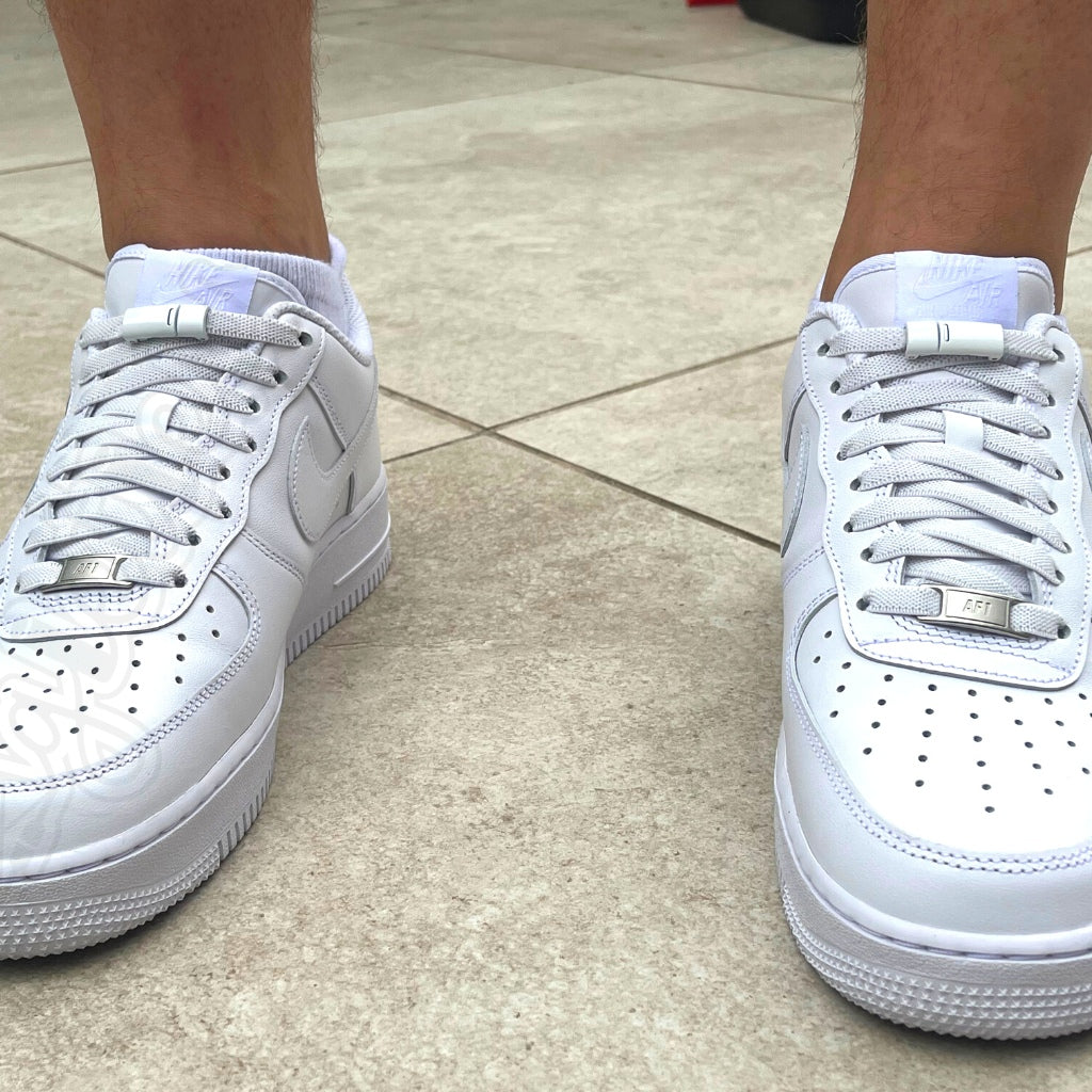 Witte Nike Air Force schoenen uitgerust met bijpassende 9mm platte elastische veters zonder strikken van Agletless® met magnetische sluiting