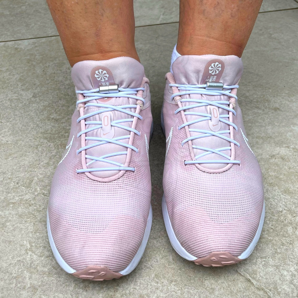 Roze hardloopschoenen uitgerust met witte 3mm ronde elastische veters zonder strikken van Agletless® - vooraanzicht