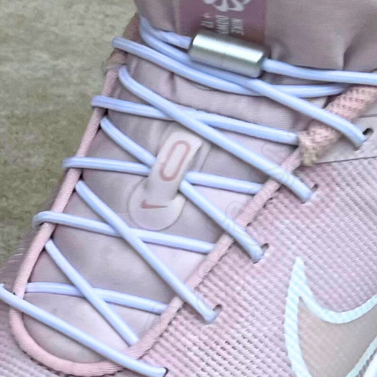 elastische veters voor sportschoenen op een roze dames schoen voor hardlopen en witte ronde elastische veters