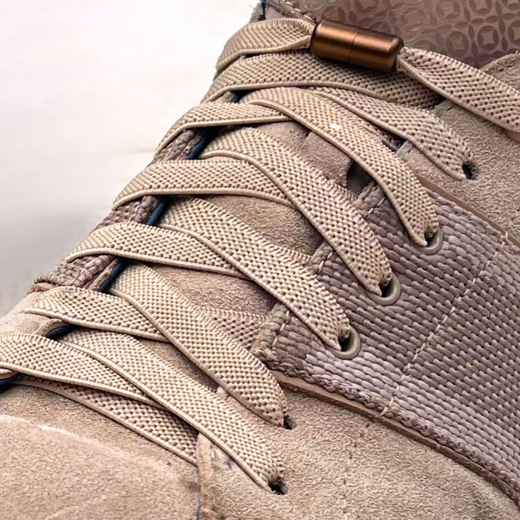 Ted Baker beige schoen uitgerust met 9mm platte elastische veters zonder strikken van Agletless®, met een luxe metalen draaicapsulesluiting