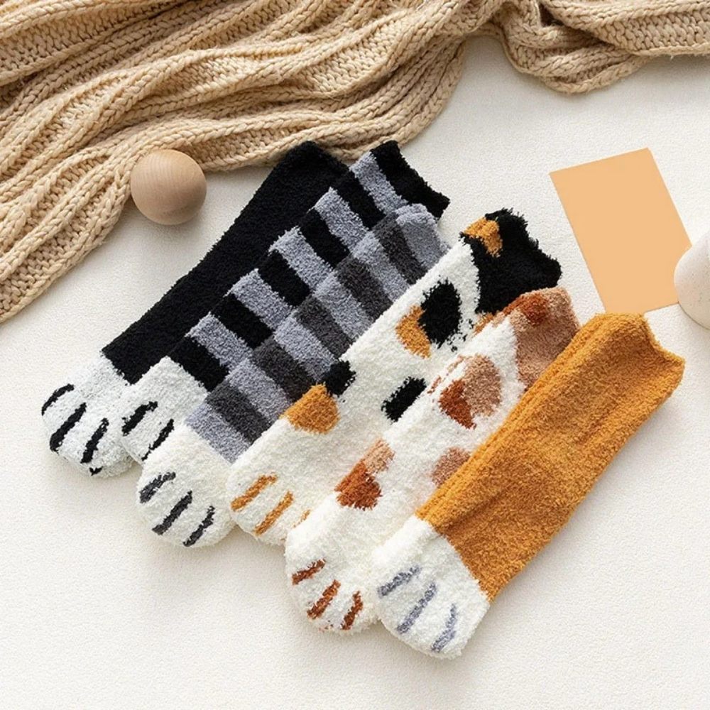 Verschillende fuzzy slaapsokken met dierenprint, ideaal voor comfort en warmte