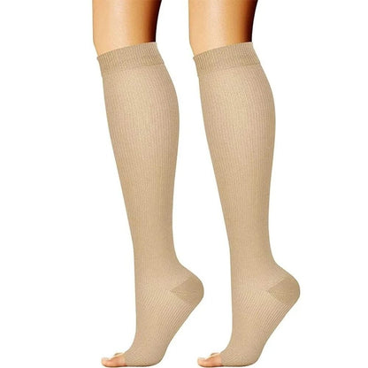 Comfortabele beige hoge compressiekousen, perfect voor reizen of werk