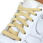 Elastische veters onzichtbaar strikken plat 8mm onzichtbare clipjes beige geregen in witte Nike Air Force 1