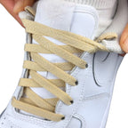 Elastische veters onzichtbaar strikken plat 8mm onzichtbare clipjes beige detailfoto van hoe de sluiting werkt