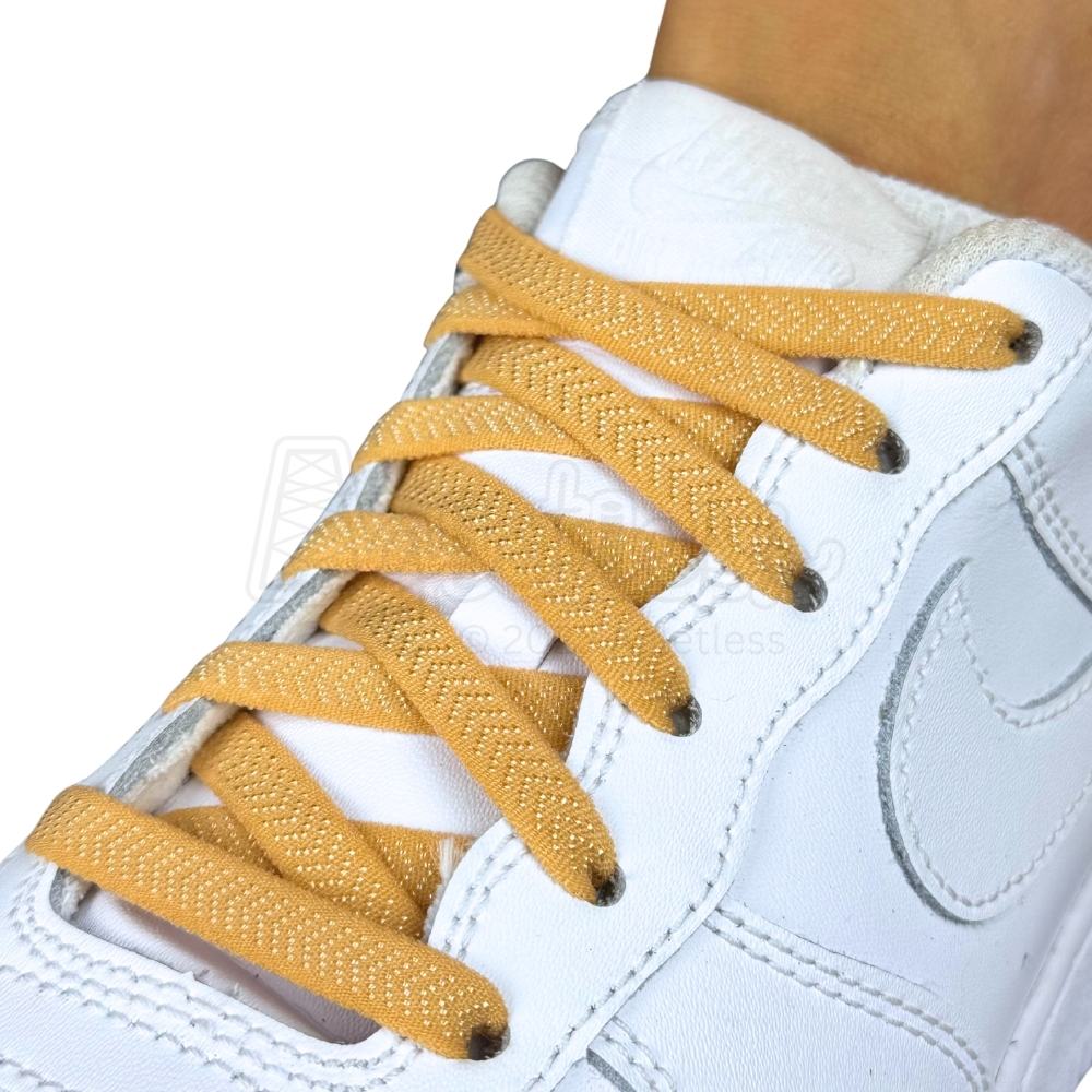Elastische veters onzichtbaar strikken plat 8mm onzichtbare clipjes lichtbruin geregen in witte Nike Air Force 1