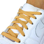 Elastische veters onzichtbaar strikken plat 8mm onzichtbare clipjes lichtbruin geregen in witte Nike Air Force 1