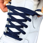 Elastische veters onzichtbaar strikken plat 8mm onzichtbare clipjes marineblauw detailfoto van hoe de sluiting werkt