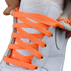 Elastische veters onzichtbaar strikken plat 8mm onzichtbare clipjes oranje detailfoto van hoe de sluiting werkt