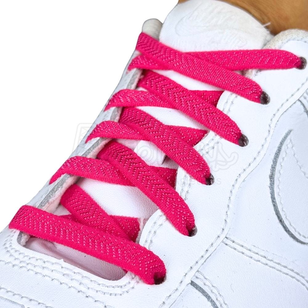 Elastische veters onzichtbaar strikken plat 8mm onzichtbare clipjes rozenrood geregen in witte Nike Air Force 1