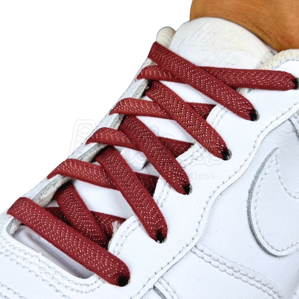Elastische veters onzichtbaar strikken plat 8mm onzichtbare clipjes wijnrood geregen in witte Nike Air Force 1