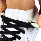 Elastische veters onzichtbaar strikken plat 8mm onzichtbare clipjes zwart detailfoto van hoe de sluiting werkt