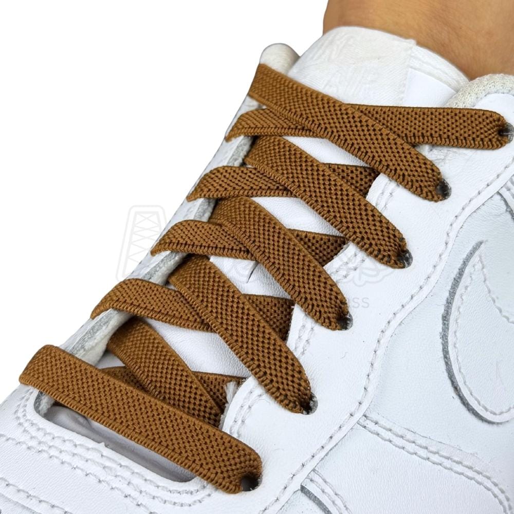 Elastische veters onzichtbaar strikken plat 9mm onzichtbare clipjes bruin geregen in witte Nike Air Force 1