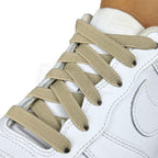 Elastische veters onzichtbaar strikken plat 9mm onzichtbare clipjes khaki geregen in witte Nike Air Force 1