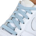 Elastische veters onzichtbaar strikken plat 9mm onzichtbare clipjes lichtblauw geregen in witte Nike Air Force 1